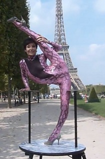2014 Schlangenfrau Magdalena Stoilova Paris Tour Eiffel Contortion
